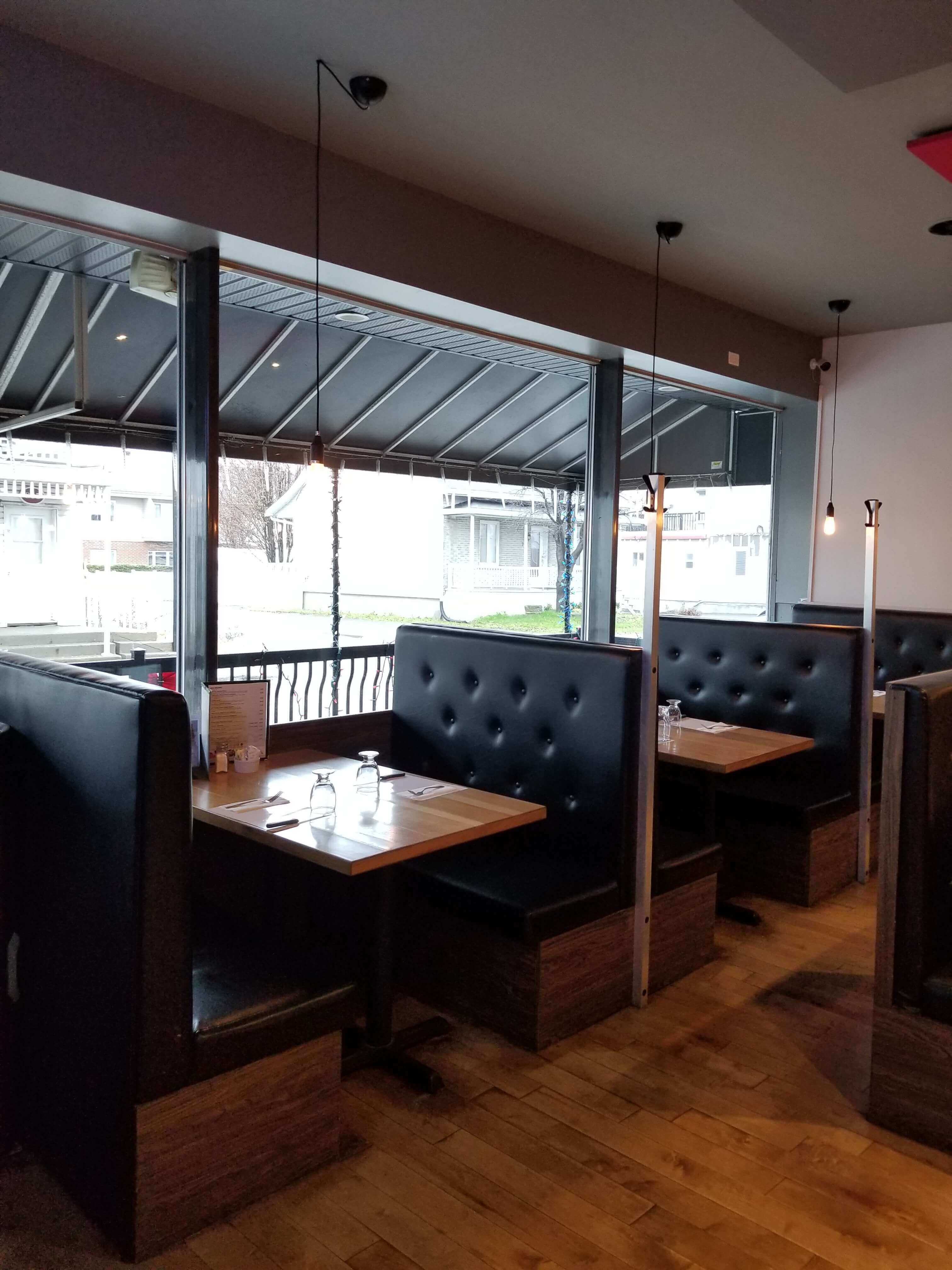 banquettes-près-de-la-fenêtre