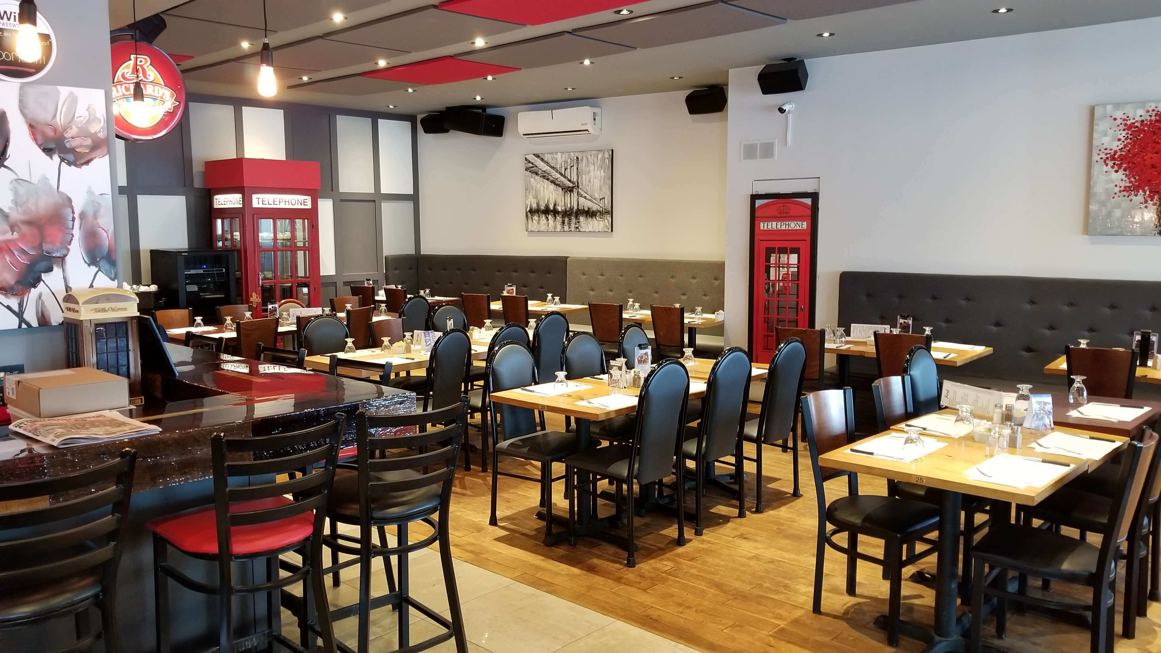 tables et banquette le long du mur