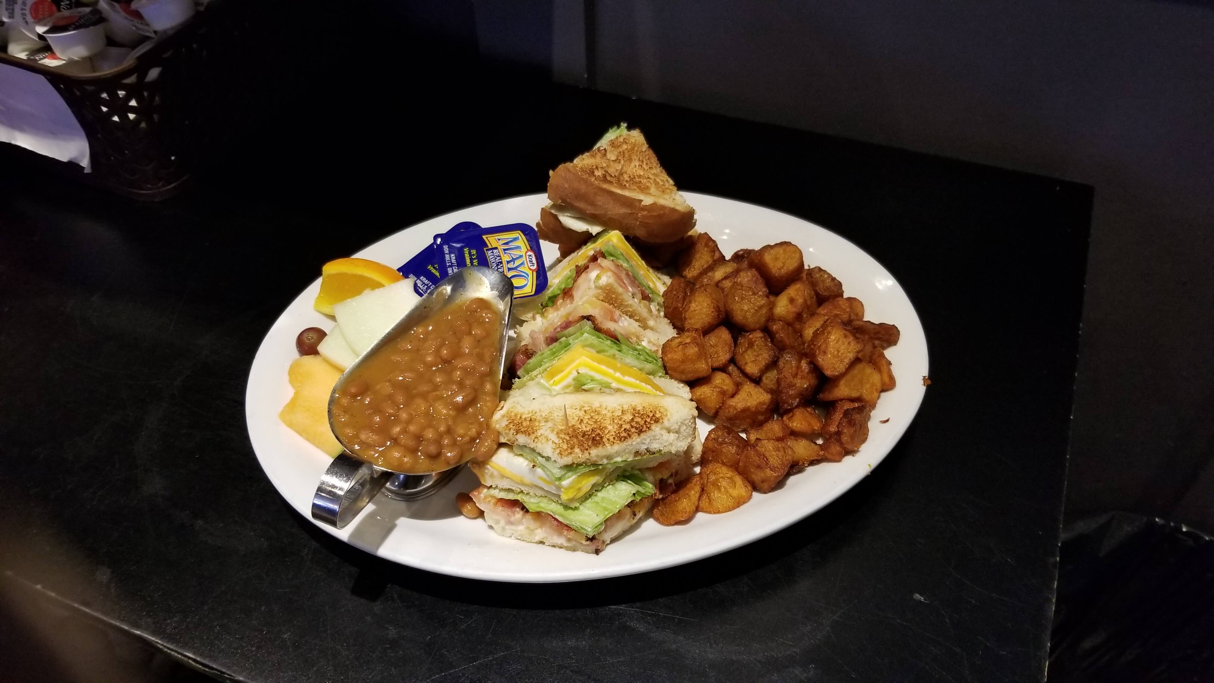 assiette-de-fève-au-lard-et-sandwich