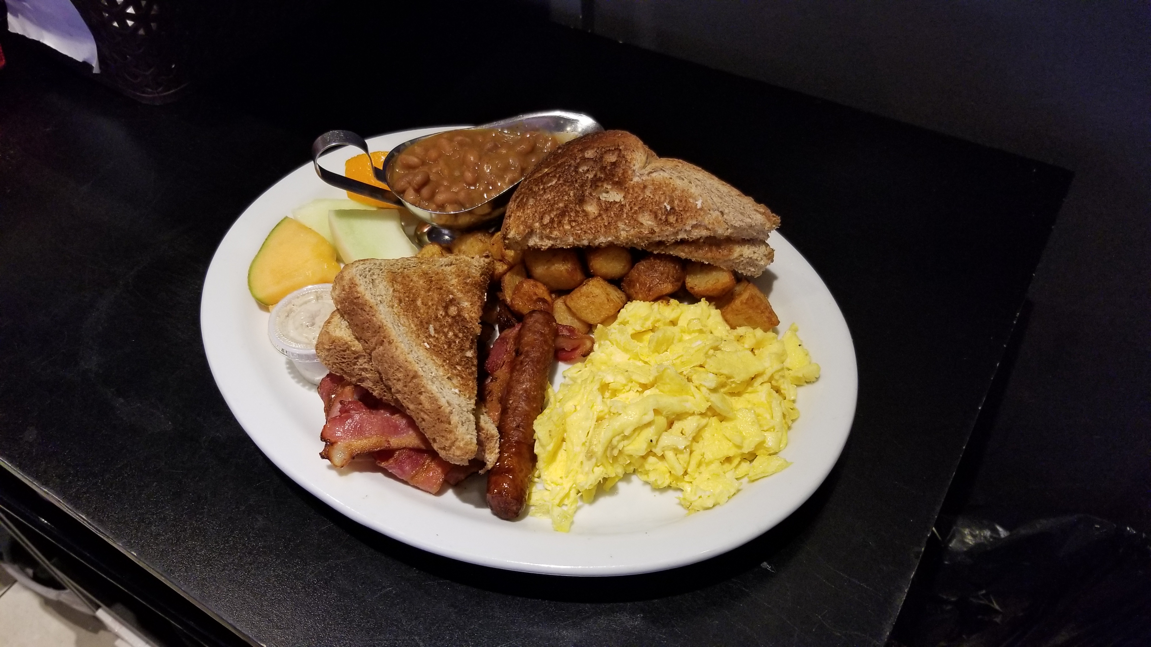 assiette-de-patate-oeuf-saucisse-et-fève-au-lard